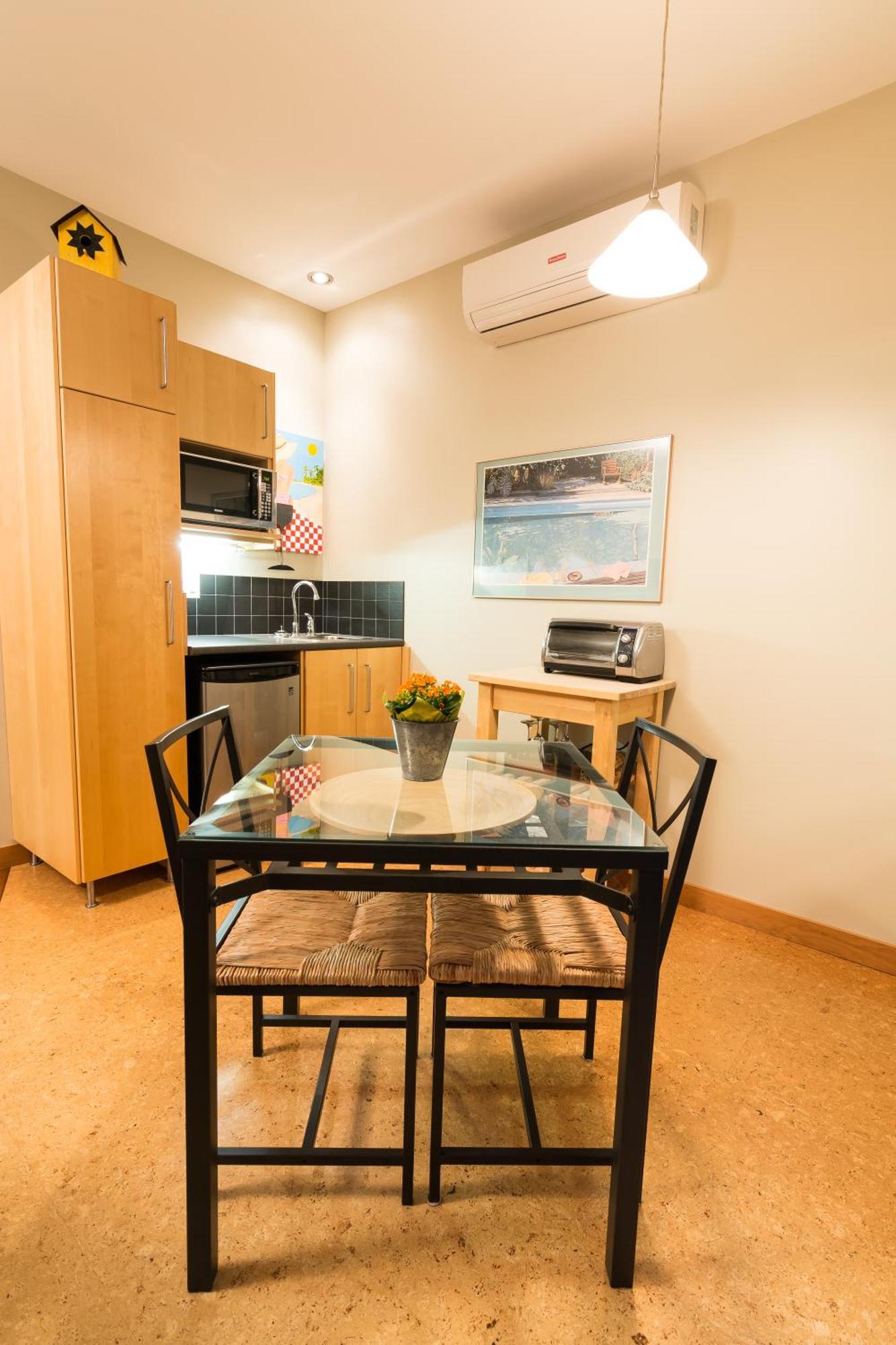 Cormier'S Studio Guest Suites Penticton Exterior photo
