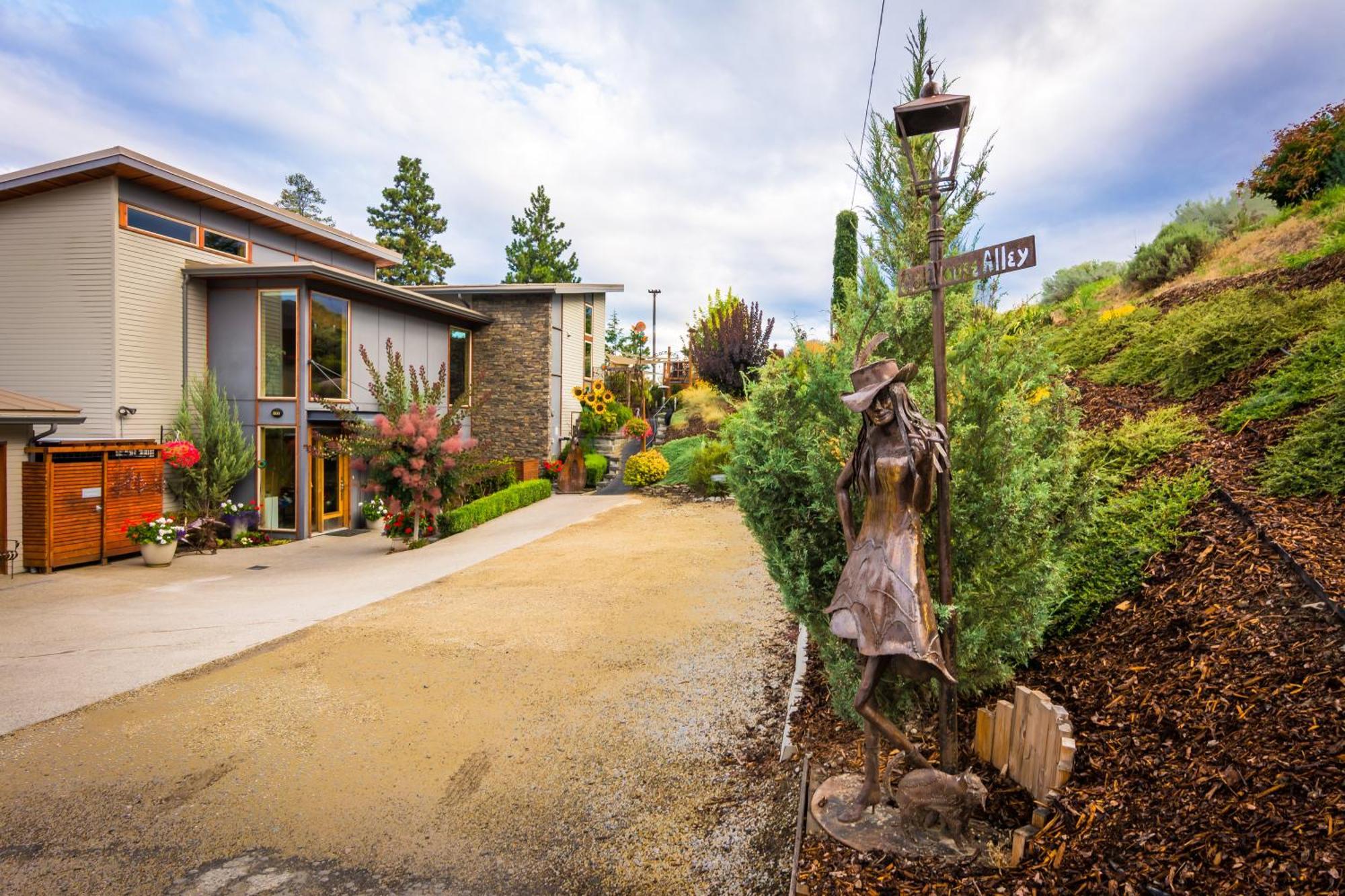 Cormier'S Studio Guest Suites Penticton Exterior photo