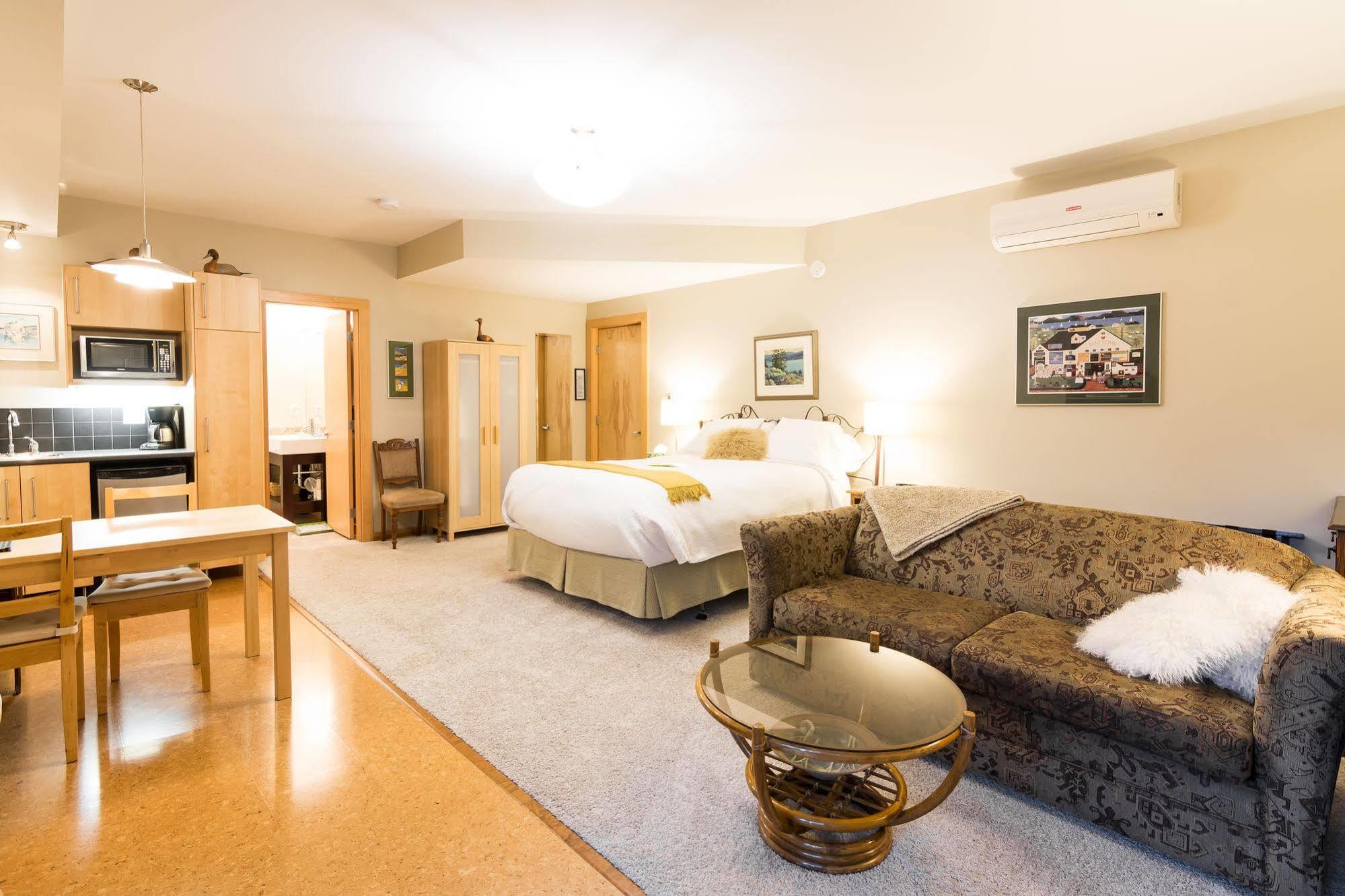Cormier'S Studio Guest Suites Penticton Exterior photo